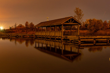 Obraz premium Wooden pier on the lake after sunset.
