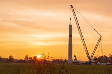 Sonnenuntergang auf der Baustelle in einem Windpark