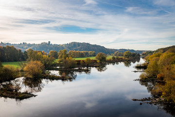 Flu&szlig; Laub mit Herbst Farben