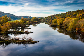 Fluß Laub mit Herbst Farben