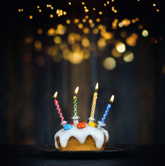 bunte Kerzen auf dem Kuchen