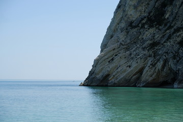 Naklejka premium La roccia nel mare