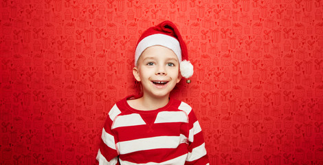 Lachender Junge zu Weihnachten