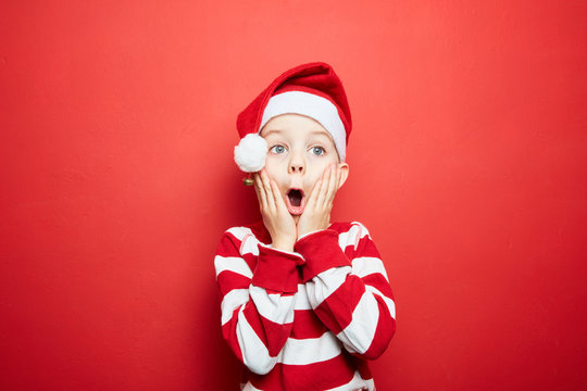 Kind schaut überrascht an Weihnachten