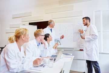 Obraz premium Ärzte im Seminar hören ein Referat