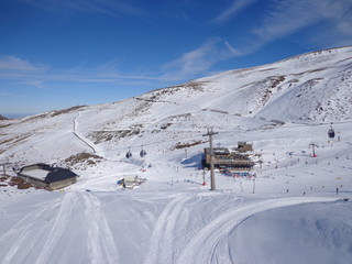 Estación de esquí (montañas nevadas)