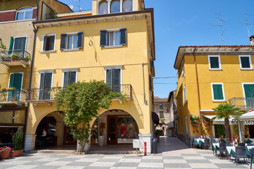 Fototapeta na wymiar Downtown of Lazise at Lake Garda in Italy / Piazza Vittorio Emanuele