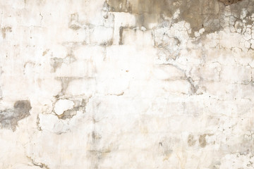 bakstenen gepleisterde muur met whitewash met kuilen, scheuren en vlekken, geschoten op een bewolkte herfstdag