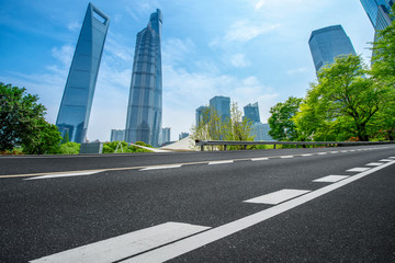 Obraz premium Empty asphalt road along modern commercial buildings in China's cities