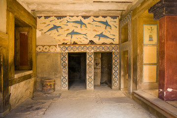 Fototapeta na wymiar Palace of Knossos, Queen's chamber. Ancient frescoes on the walls, walls decorated with images of dolphins. The mysterious chamber of the goddess.