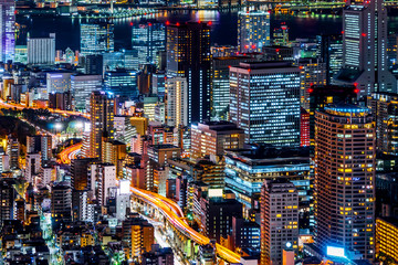 tour de tokyo et toits de la ville sous la nuit bleue