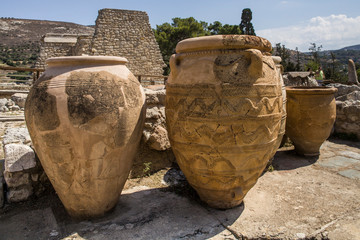 Ogromne starożytne gliniane wazy i kamfory. Stare naczynia, kamfory i dzbany. Przechowywanie wina i żywności. Pałac w Knossos, Grecja. - obrazy, fototapety, plakaty