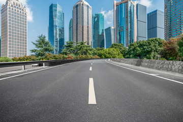 Obraz premium Empty asphalt road along modern commercial buildings in China's cities