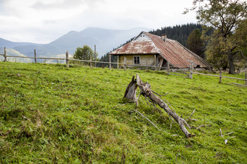 opuszczona chata w górach © qrrr