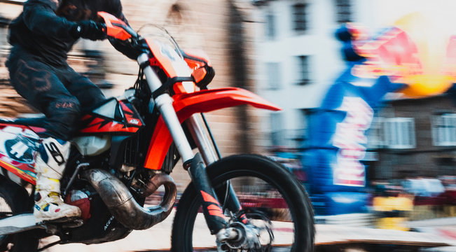 Piloto a toda mecha en moto en carrera de enduro offroad