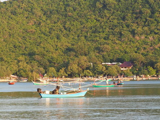 Fototapeta na wymiar A small fishing boat is floating on the beach.