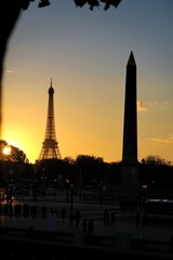 Fototapeta premium Coucher de soleil sur la tour Eiffel et l'Obélisque de la Concorde