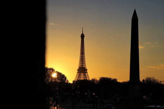 Coucher de soleil sur la tour Eiffel et l'Ob&eacute;lisque de la Concorde
