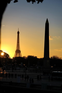 Coucher de soleil sur la tour Eiffel et l'Ob&eacute;lisque de la Concorde