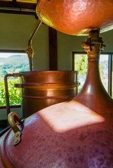 Alambiques para la destilación de bagazos  de la variedad de uva de hondarrabi zuri y hondarrabi beltza  en una bodega de la localidad costera de Bakio, Vizcaya, País Vasco