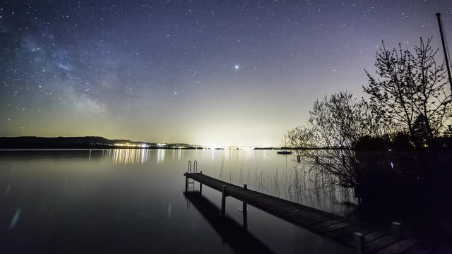 Timelapse de la Voie lact&eacute;e au bord du lac de Neuch&acirc;tel.