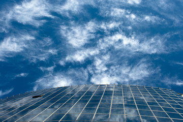Plakat skyscraper and clouds