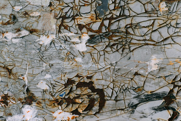Obraz premium Texture of rusty metal on which gray paint is cracked.