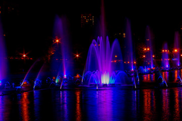 Fototapeta na wymiar Glowing multicolored illumination fountains in the Far Eastern city of Khabarovsk.