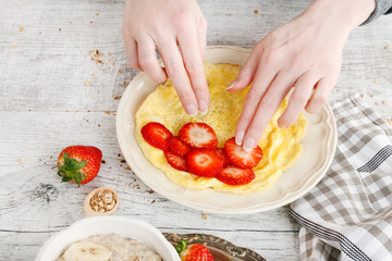 How to make homemade omelette with strawberries, tutorial.