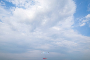 Fototapeta na wymiar Wolken und Flughafen 