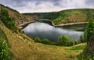 Fototapeta na wymiar picturesque canyon of the Dniester River. Spring morning