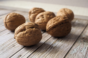 Walnüsse auf rustikalem Holz
