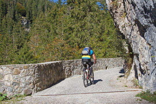 Mountainbiken auf der alten Gaichtpassstrasse in Tirol