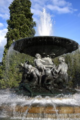 Springbrunnen am Albertplatz vor strahlend blauem Himmel