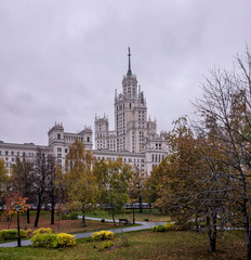 Obraz premium Moscow landscape with skyscraper on Kotelnicheskaya Embankment and autumn square.