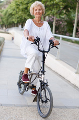 Fototapeta na wymiar Elderly woman going to biking