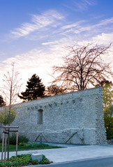 Himmel und Stadtmauer mit Park und Bäume im Abendrot glühend bei Gegenlicht, Sky and city wall with park and trees in the sunset glowing in backlight