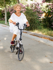 Obraz premium Elderly woman going to biking