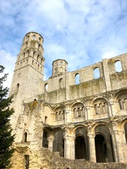 Fototapeta na wymiar Campanili della chiesa dell'abbazia di Jumièges, Normandia, Francia