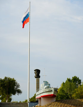  Military boat since the Second World War on a pedestal in Volgograd!