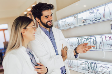 Portrait of a pair of ophthalmologists, who makes eye-ophthalmological viewing for a client in an optical center.