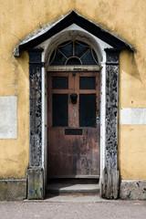Decaying doorway