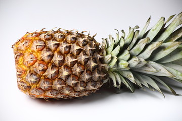 Bodeg&oacute;n de comida sobre fondo blanco