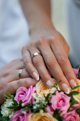 Obraz na płótnie Canvas hands of bride and groom with wedding rings