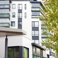 Obraz premium Skyscraper or modern building in the city with cloud and sunlight