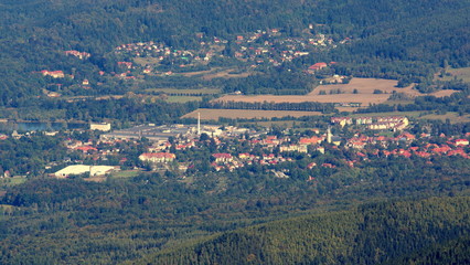 Małe, polskie miasteczko widziane ze szczytu gór w Karkonoszach na Dolnym Śląsku