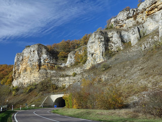 Le tunnel routier de la Nationale 6 sous les falaises de Saint-Moré (Yonne), inauguré en 1852 et...