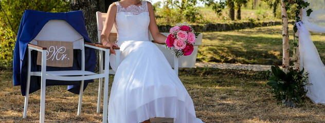 discours du marié , la mariée assise écoutant