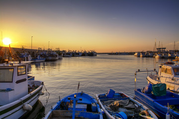 Alba sul porto di Mola di Bari