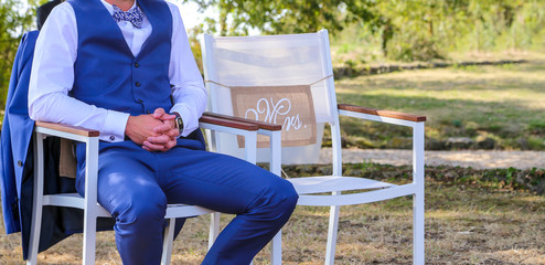 discours de la mariée , le marié assis écoutant